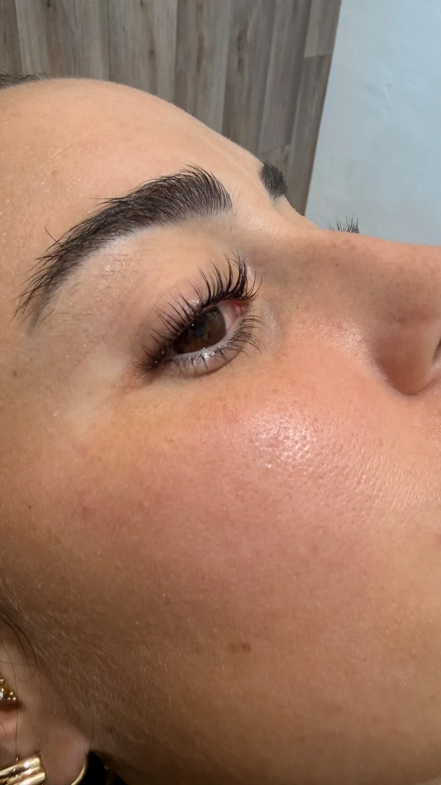 Primer plano de ojo con pestañas levantadas y ceja definida, de perfil