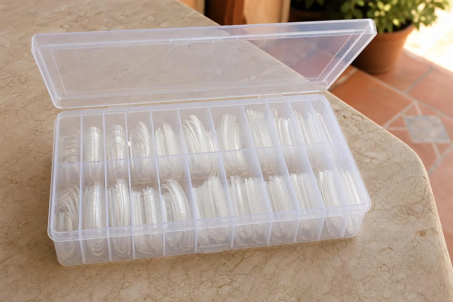Estuche con gel tips de varios tamaños ordenados