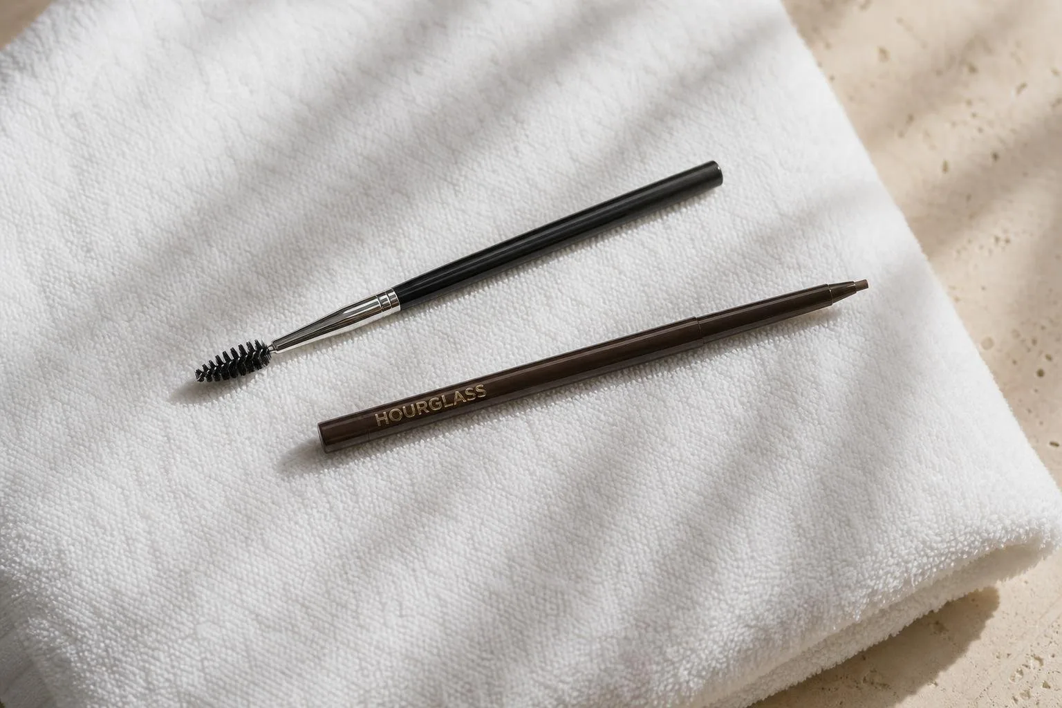 Herramientas de cejas sobre una toalla blanca