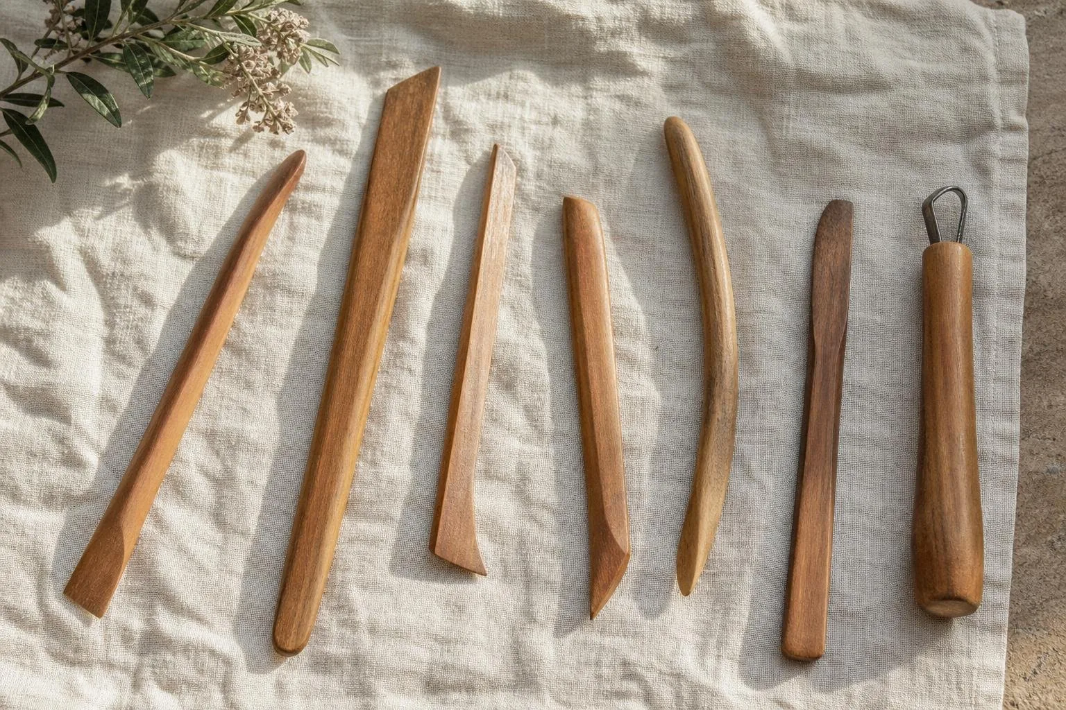 Herramientas de madera con formas sobre una tela de lino