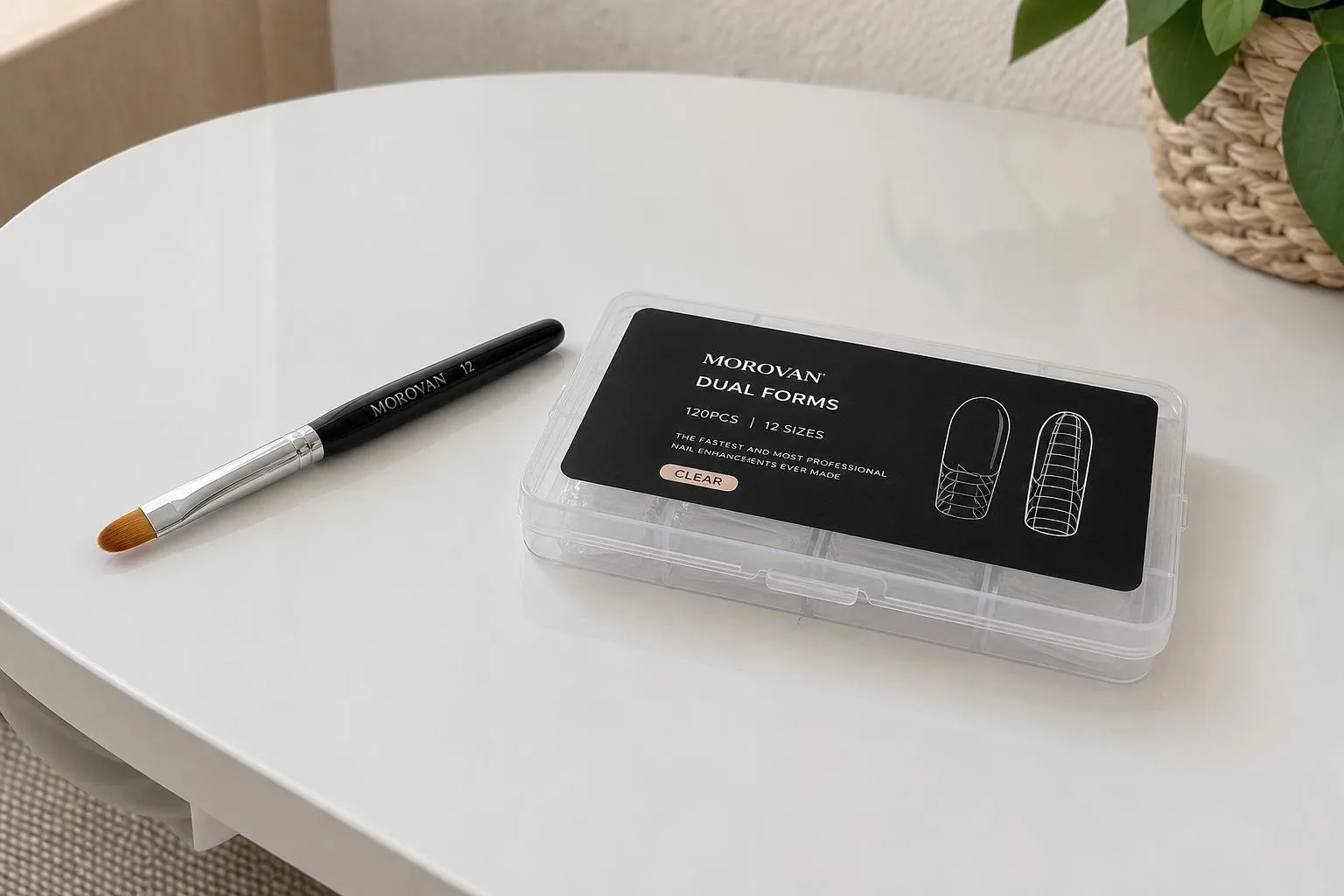 Pincel y moldes para uñas sobre una mesa blanca limpia