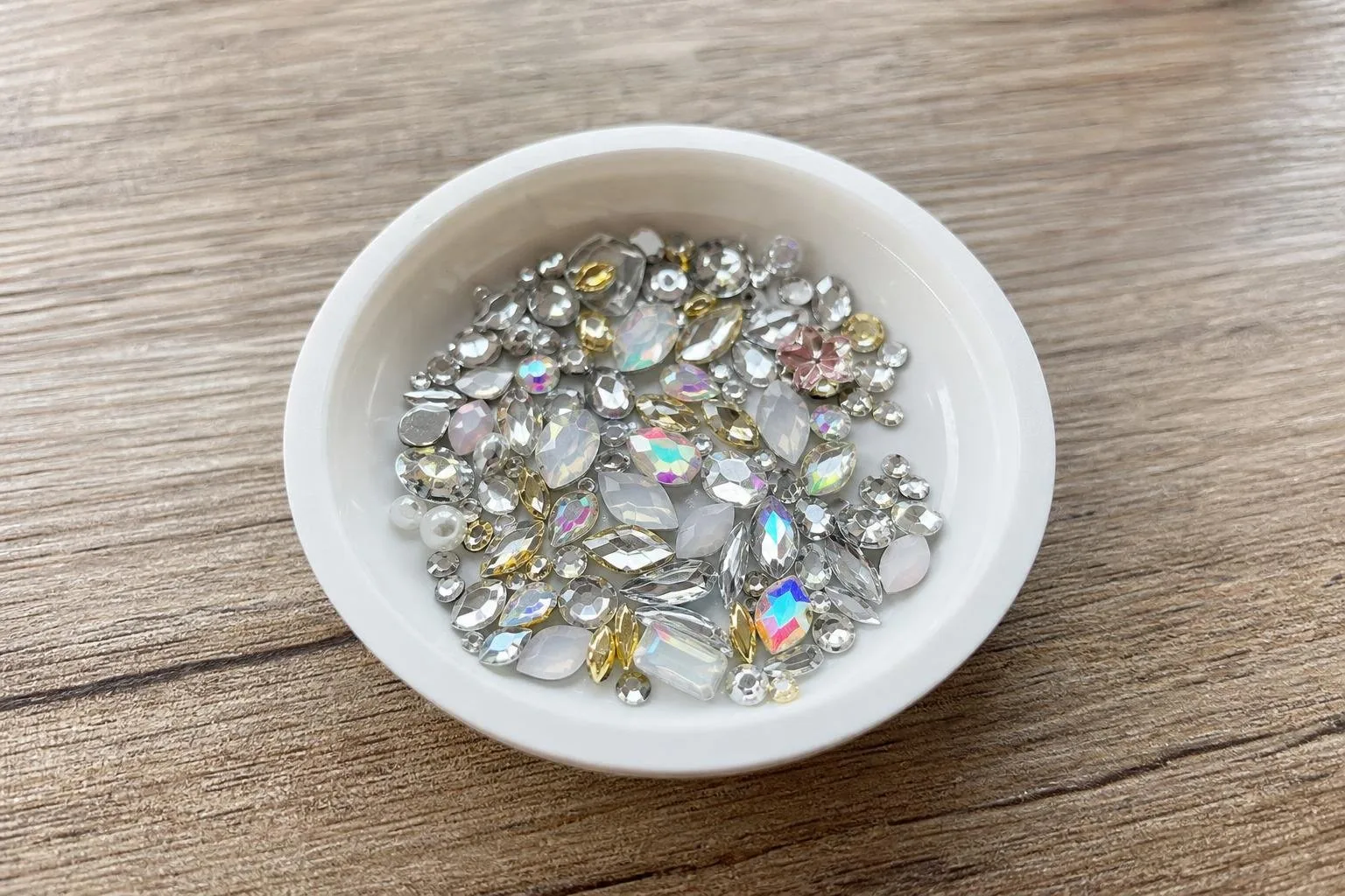 Plato pequeño con strass y adornos para uñas